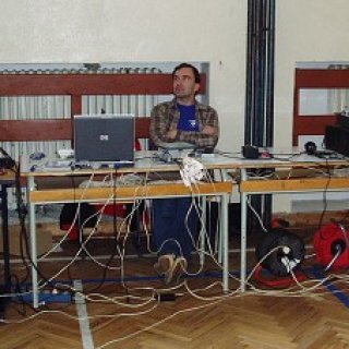 Technika se zmenšuje, drátů stále ještě neubývá.