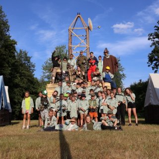 Společné foto - jsou zde shora: Monča, Bejk, Lucka, Širka, Jiřina, Tom, Gabča, Bofik, Kulich, Helča, Piškot, Houba, Medojed, Ondra, Davex, Jáchym, Pikoška, Michal,
