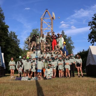 Společné foto s maskami - jsou zde shora: Bejk, Monča, Lucka, Širka, Jiřina, Tom, Bofik, Gabča, Kulich, Helča, Piškot, Houba, Medojed, Ondra, Davex, Jáchym, Pikoška, Michal,
