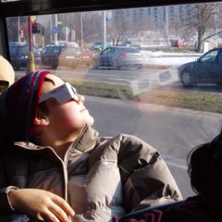 Nová astronomická móda. Heslo zní, nepropásni zatmění slunce.