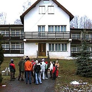 Před ubytovnou Omikron - v neděli nebyl téměř žádný sníh