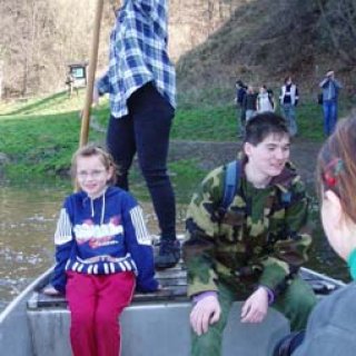 Ještě, že se paní převoznice nechala umluvit, k nejbližšímu mostu to bylo 7 km a k začátku sezóny ještě pár týdnů.