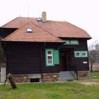 Hájovna, místo našeho noclehu. Postele, peřiny, povlečení, vana, sporák …. věci, ze kterých nám šla hlava kolem.