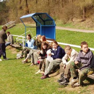 V sobotu se výlet změnil spíše ve sportovní výpravu. Na lavičce při fotbalovém utkání Nižbor pro komusi.
