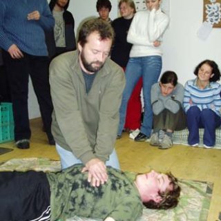 A neodkladně zahájíme nepřímou masáž srdce.