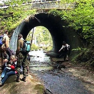 Tunel času - před ním divočina, za ním civilizace