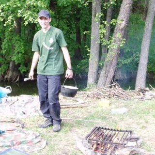 Každý tým si přivezl své technické zázemí, jako třeba kuchaře. Takhle vypadal ten skautský z Peček.