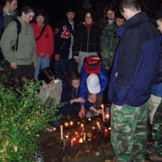 V tento okamžik měl náš vojín na svém hrobě určitě nejvíc svíček.