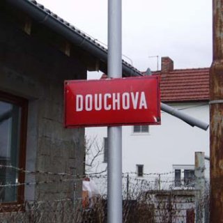 Blonďák se dal do stavby baráku.