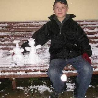 V Bludově pěkně sněžilo, a tak jsme si krátili čekání na vlak stavěním mini sněhuláků.