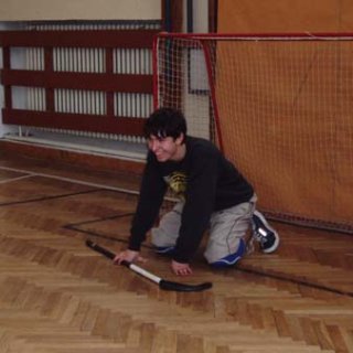 Jeden z těch nebojácných, co se nebojí vlézt do branky.