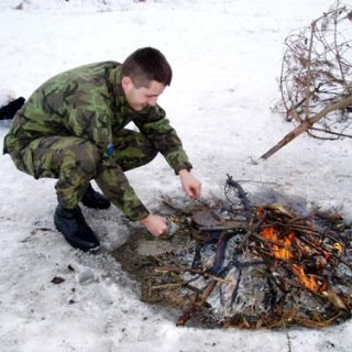 Oheň na sněhu, sice ne podle příruček, ale dá se na něm vařit.