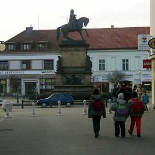Náměstí v Poděbradech s králem Jiříkem a lázeňskými oplatkami ze sekáče