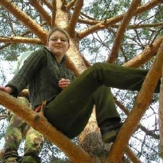 Modelka na stromě, lepší jak přehlídkové molo