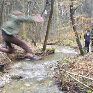 Skoky přes potok