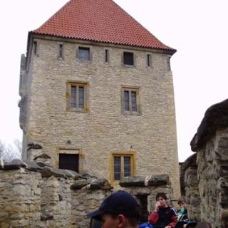 Pohled z nádvoří na hlavní budovu.