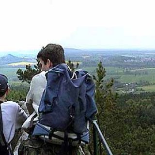 na vyhlídce Václava Čtvrtka - špičatý kopec vlevo je Zebín, město vpravo je Jičín