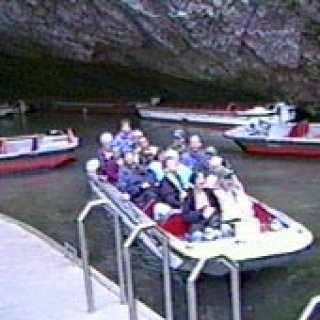 Marian, Buggy a turisté z Izraele vyjíždějí z Punkevních jeskyní.