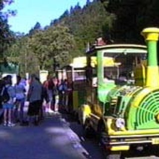 Průzkumníci do vlaku a vlak hurá ke vchodu do Punkevních jeskyní.