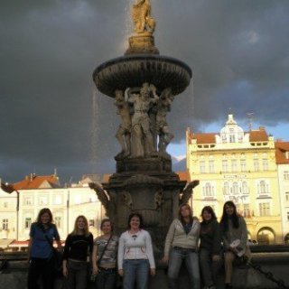 V Českých Budějovicích byla i prohlídka náměstí s velikou kašnou.
