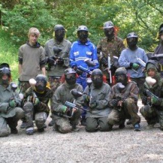 Účastníci zájezdu na paintball.