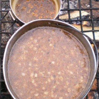 že vypadá ten guláš dobře? Recept? Červ malý, červ velký, cvrčci, voda, brambory, buřt, cibule, mouka, paprika...