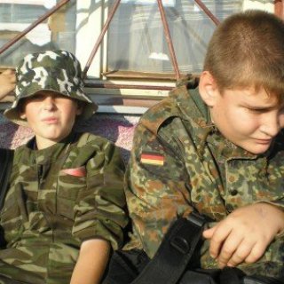Chlapi v maskáčích.