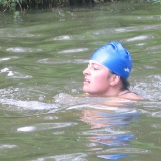 Pěkně plave až se červená.