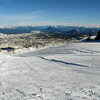 Sjezdovky na ledovci Dachstein, vpravo ve stínu běžecká dráha