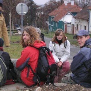 Posezení před zámkem v Lysé nad Labem.