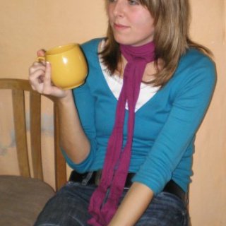 Modelka s hrnkem.