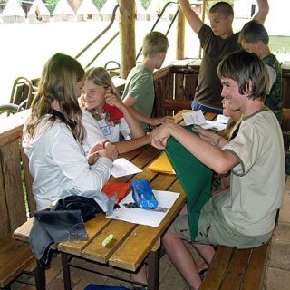 příprava družinové vlajky
