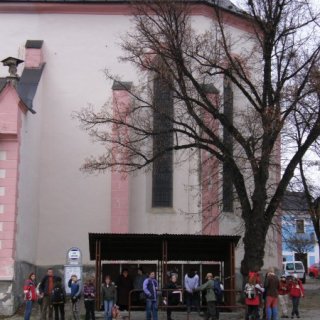 Čekání na autobus v Kašperských Horách