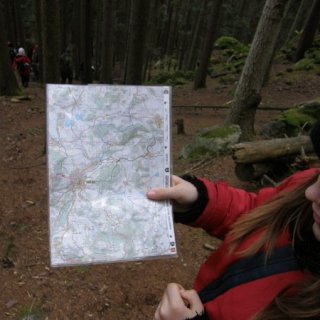 Babu-navigátor nad mapou