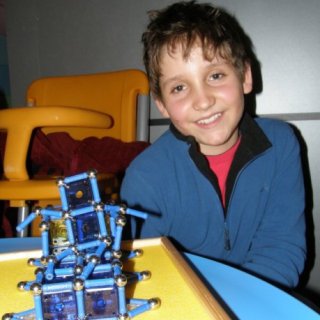 Honzík a jeho auto s řidičem.