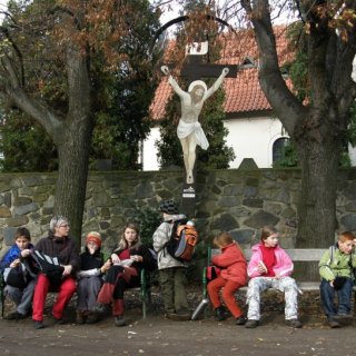 U kostela v Levém Hradci.
