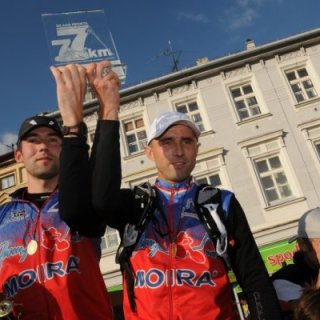 Vítězná dvojice dorazila v čase 11 hodin 35 min.