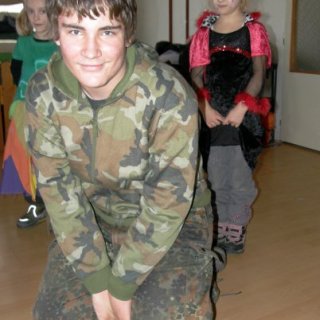 Když si Kachna klekne, pořád je větší