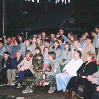 Trocha zpěvu neuškodí při slavnostním ohni.