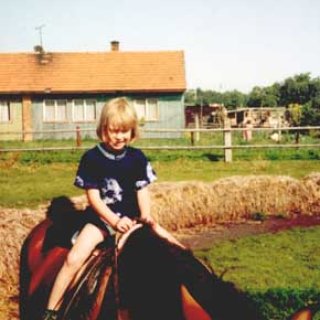 Dívka v sedle