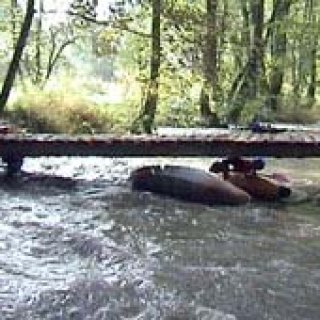Náročný podjezd nízké lávky občas skončil nedobrovolným polovičním eskymákem
