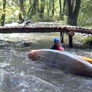 Náročný podjezd nízké lávky občas skončil nedobrovolným polovičním eskymákem