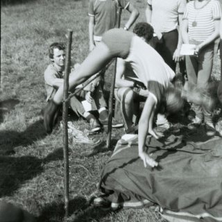 Nouzov - Potrhlá olympiáda - skok vysoký snožmo
