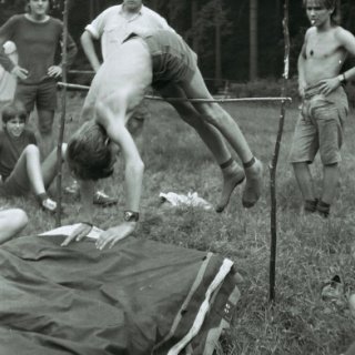 Nouzov - Potrhlá olympiáda - skok vysoký snožmo