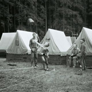 Nouzov - Potrhlá olympiáda - asi hod holínkou
