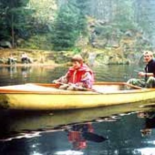 Jezero u základny přímo vybízí k jízdě na lodích