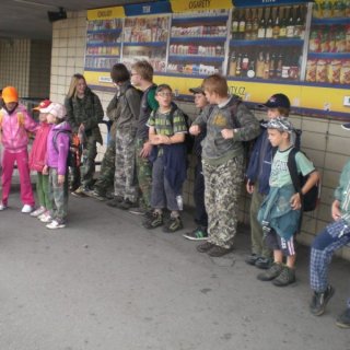 starší táborníci v zeleném, mladší táborníci v růžovém
