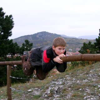 Opička na kopečku