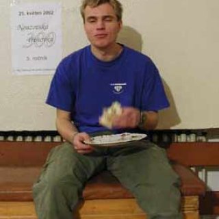 Blondhak žere