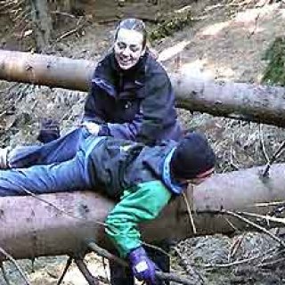 Lucie přetahuje Teda přes kmen